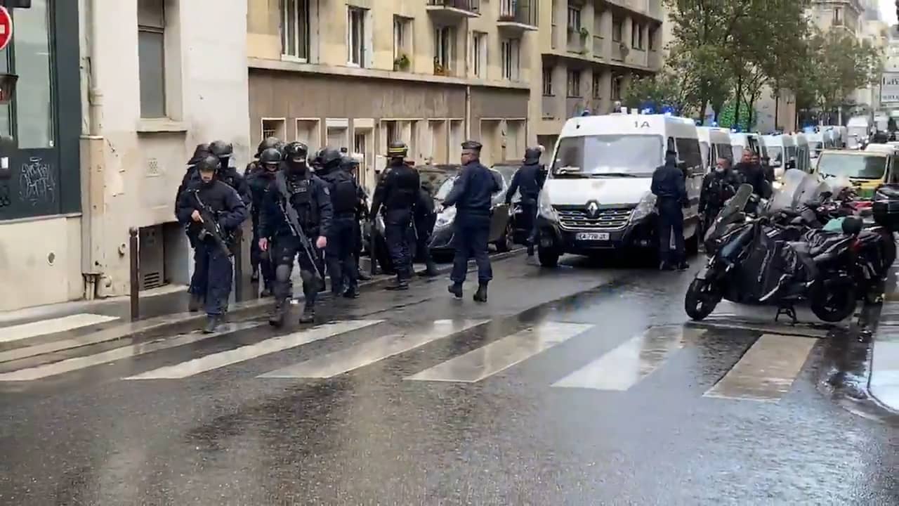 Beeld uit video: Veel politie op de been na steekpartij bij voormalig kantoor Charlie Hebdo