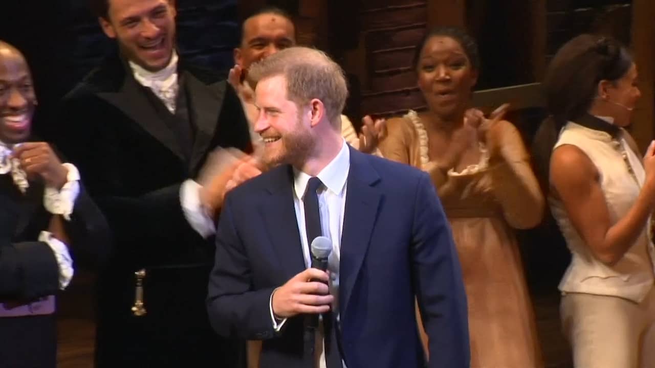 Beeld uit video: Prins Harry zingt enkele woorden van hitmusical Hamilton