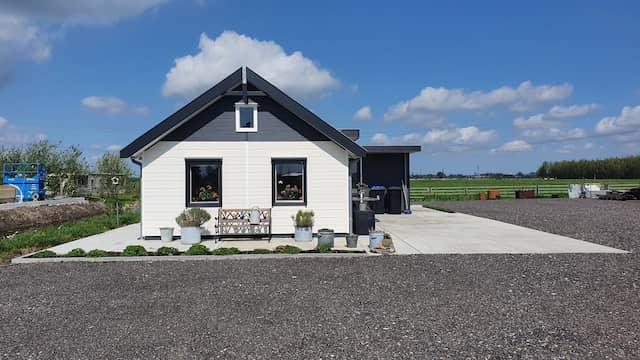 De mantelzorgwoning van Bram de Jong op het achtererf van zijn moeder.