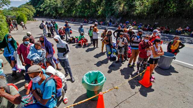 Vluchtelingen wachten bij de grens van Venezuela met Colombia. Naar schatting vijf miljoen Venezolanen zijn hun land de laatste tien jaar ontvlucht.