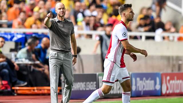 Ajax-coach Erik ten Hag langs de lijn op Cyprus. (Foto: Pro Shots)