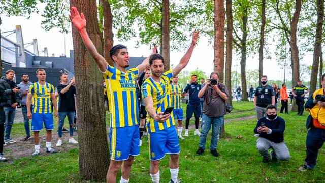 RKC vierde de overwinning op Twente buiten het stadion met de supporters.