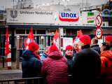 OSS - Werknemers komen aan bij de Unox-fabriek. De medewerkers staken voor de derde keer in minder dan een week. Ze protesteren tegen de verslechtering van hun arbeidsvoorwaarden. ANP ROBIN VAN LONKHUIJSEN