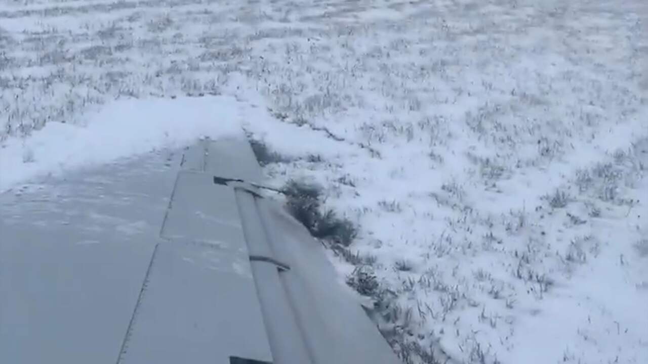 Vliegtuig glijdt van spekgladde landingsbaan in Chicago