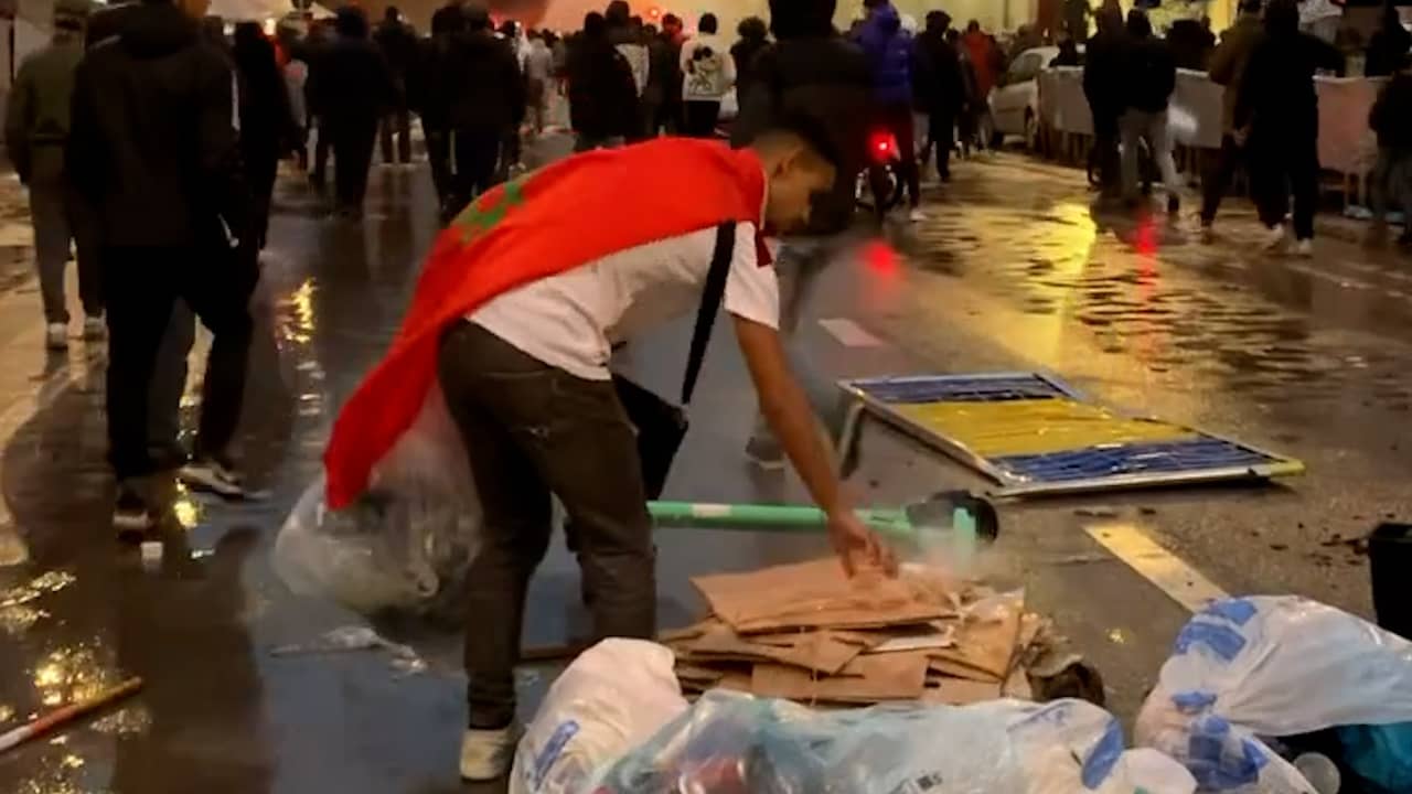 Beeld uit video: Voetbalsupporters ruimen troep op na rellen in Brussel