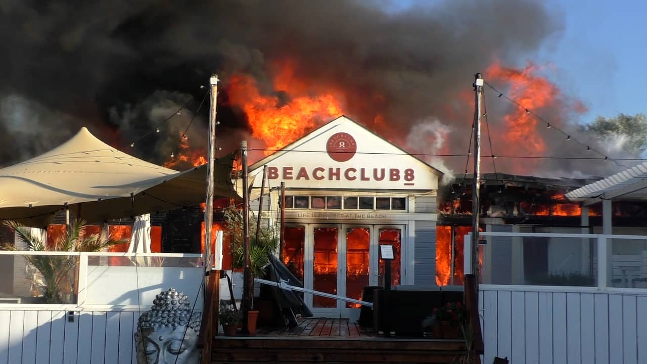 Beeld uit video: Vlammen slaan uit strandtent in Rockanje