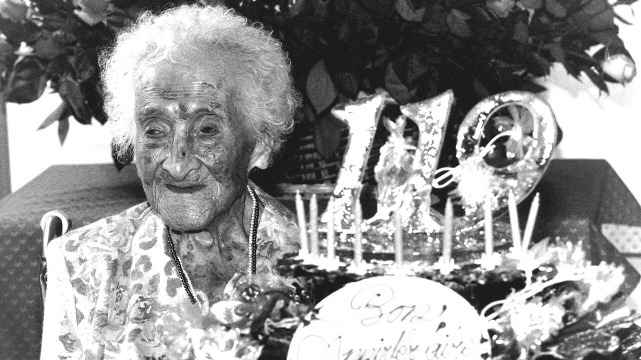 Jeanne Calment, de oudste mens ooit, op haar 119e verjaardag in 1994. Ze overleed op 122-jarige leeftijd.
