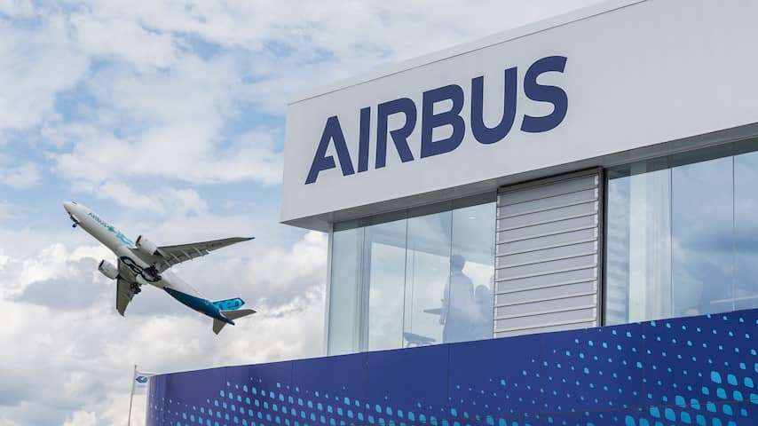 Een Airbus-toestel naast een kantoor van de vliegtuigmaker