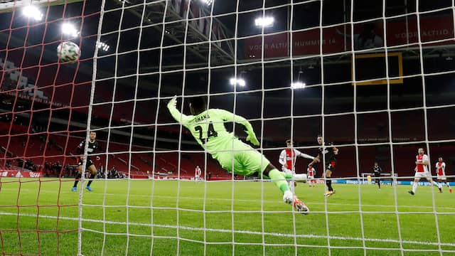 Eran Zahavi bezorgde PSV voor rust een comfortabele 0-2-voorsprong in de Arena.