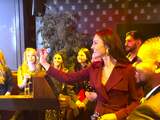 William en Kate darten tijdens bezoek aan pub in Birmingham