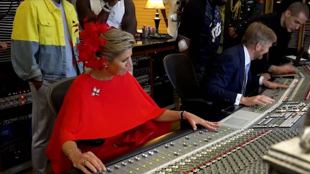 Koning en koningin mixen hiphoptrack in Amerikaanse studio