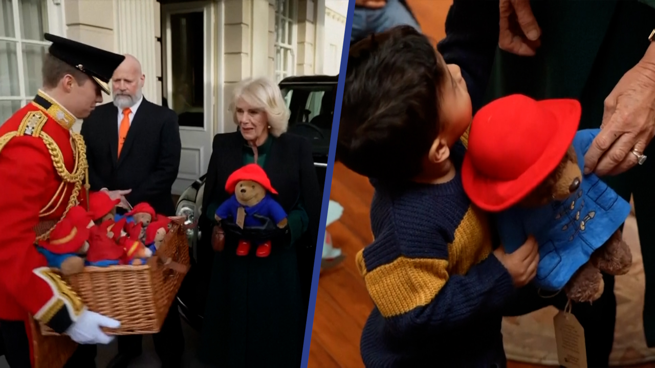 Beeld uit video: Camilla deelt Paddington-knuffels uit aan Britse kinderen