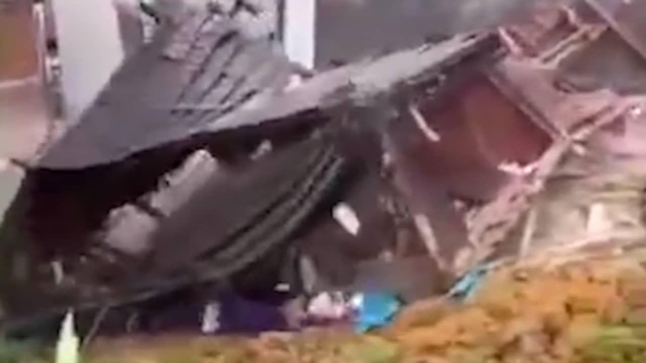 Beeld uit video: Modderstroom sleurt woonhuis mee in China