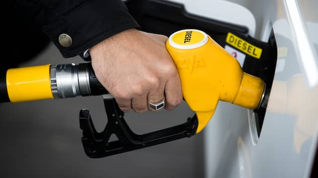 De schenktuit van het vulpistool voor diesel heeft net een ander formaat dan die voor benzine.