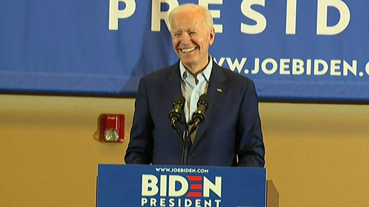 Vrouw onderbreekt Biden tijdens speech: 'Je mag mij altijd kussen'
