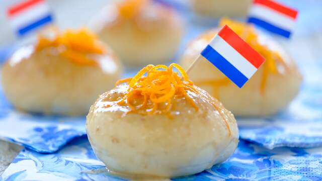 Bolletjes met glazuur en sinaasappelzest