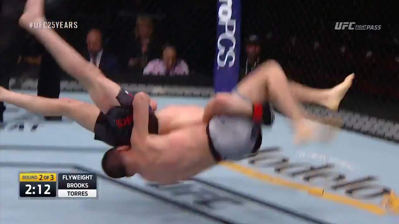 UFC-vechter onderuit na mislukte body slam