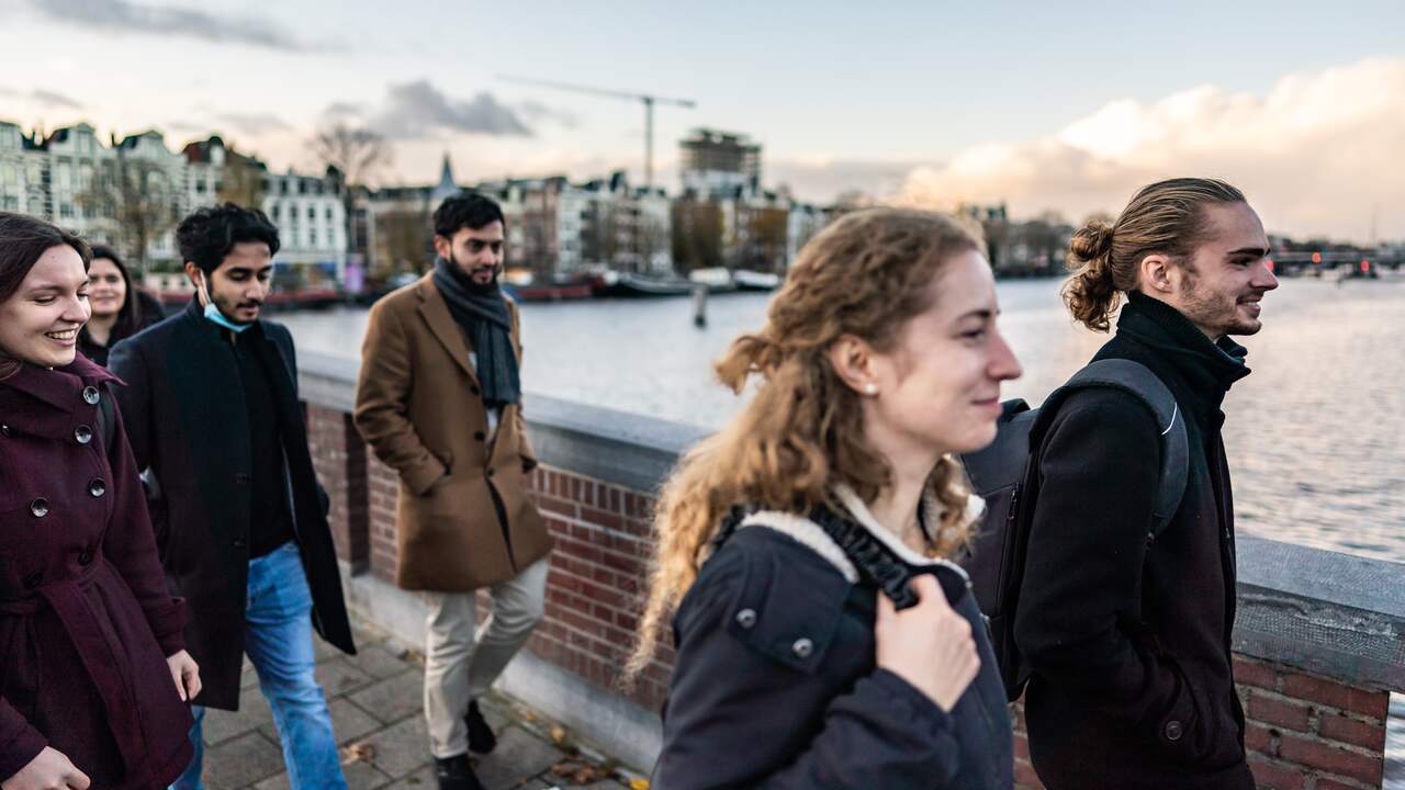 Wandelen door Amsterdam met bezoek aan verschillende geloofsovertuigingen.