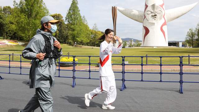De olympische vlam reist onder strikte maatregelen door Japan.