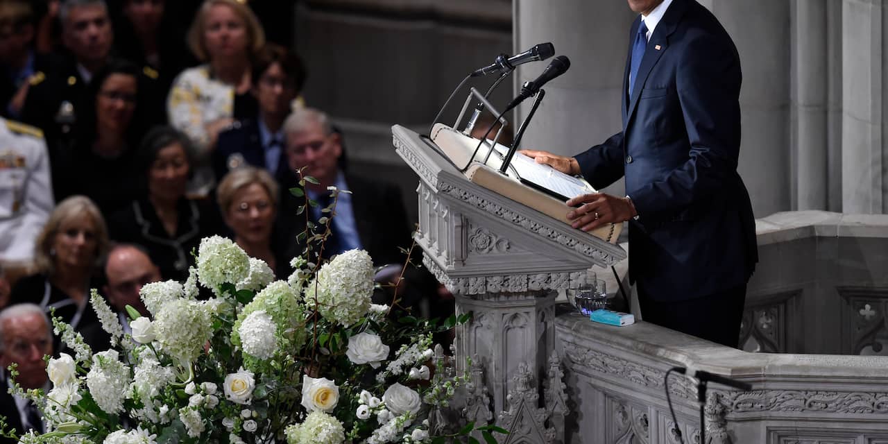 Obama eert overleden senator John McCain tijdens herdenkingsdienst