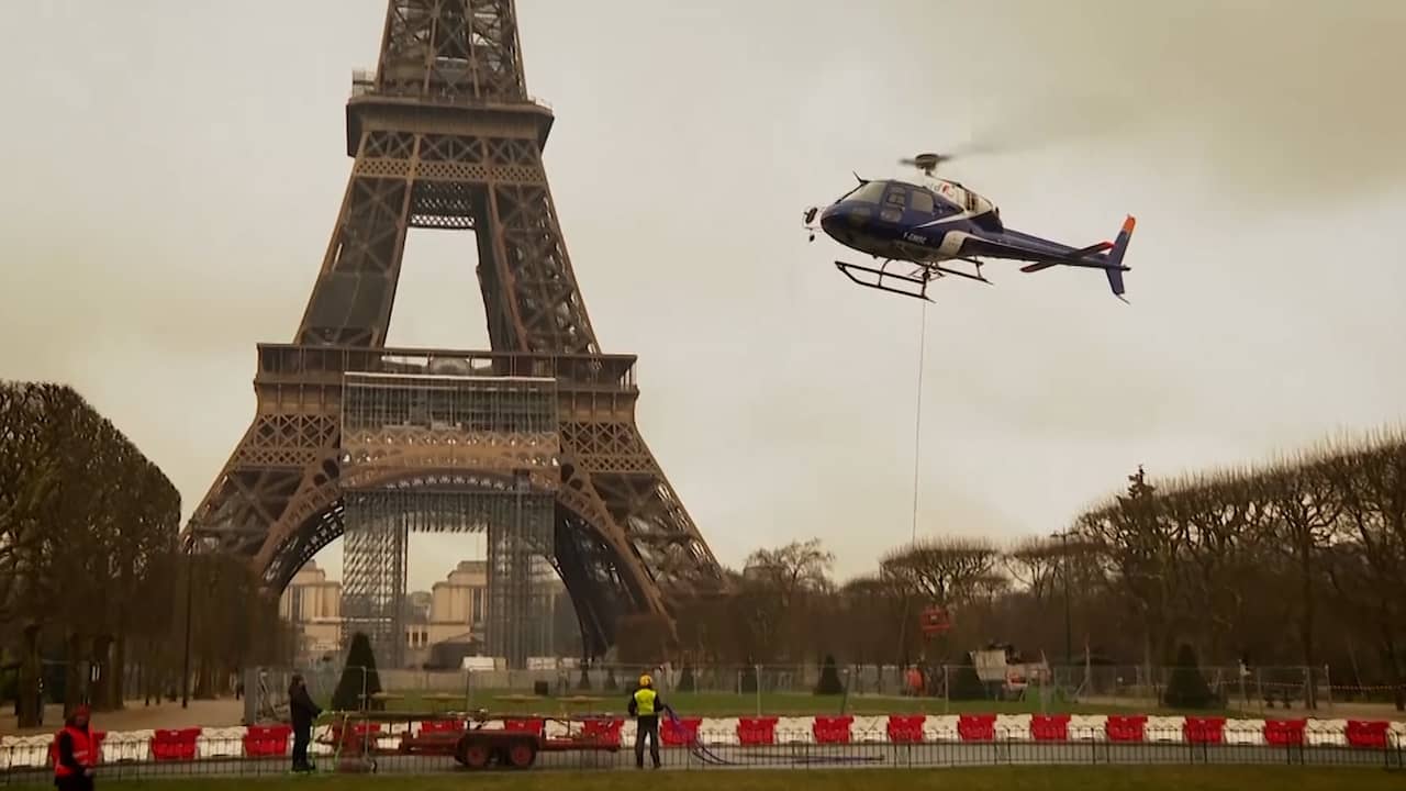 Beeld uit video: Helikopter hijst nieuwe antenne op Eiffeltoren
