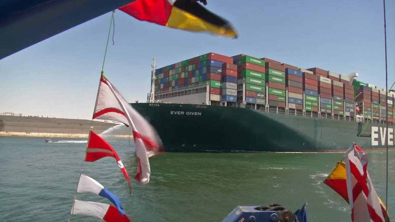 Beeld uit video: Blokkeerschip na drie maanden eindelijk richting Rotterdam