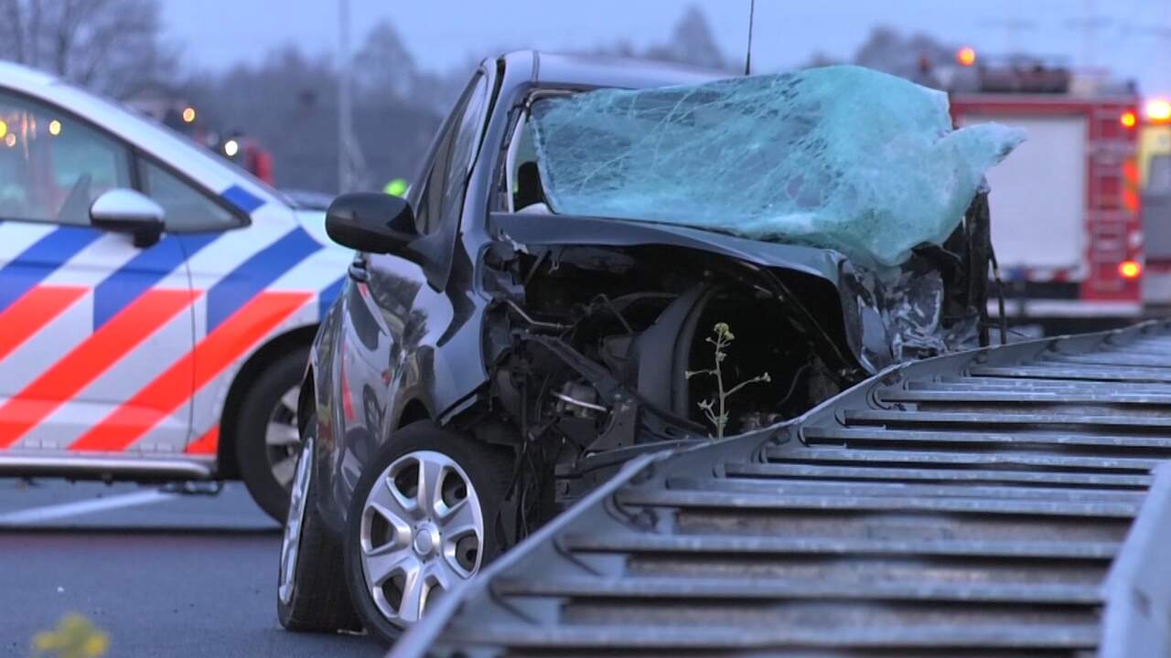 Beeld uit video: Ravage op A18 na dodelijk ongeluk met spookrijder