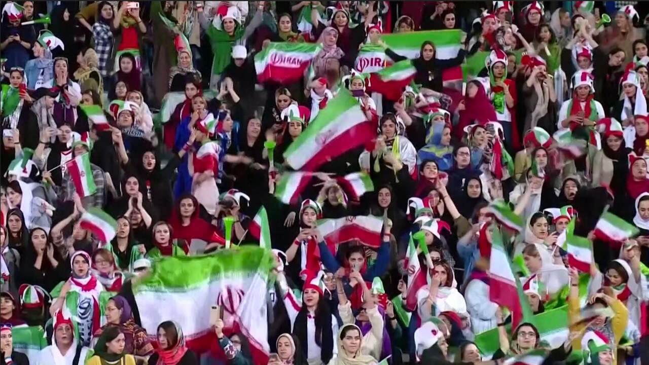 Iraans elftal bedankt vrouwelijk publiek na opheffen stadionverbod