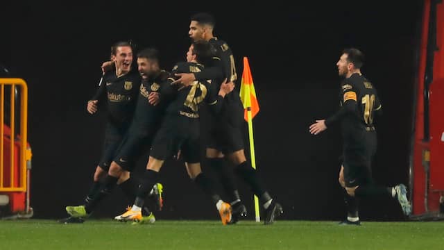 Uitzinnige vreugde bij Barcelona na de 2-2 van Jordi Alba in blessuretijd.