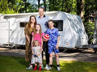 Hierom verkocht deze familie hun huis en leeft nu in een caravan
