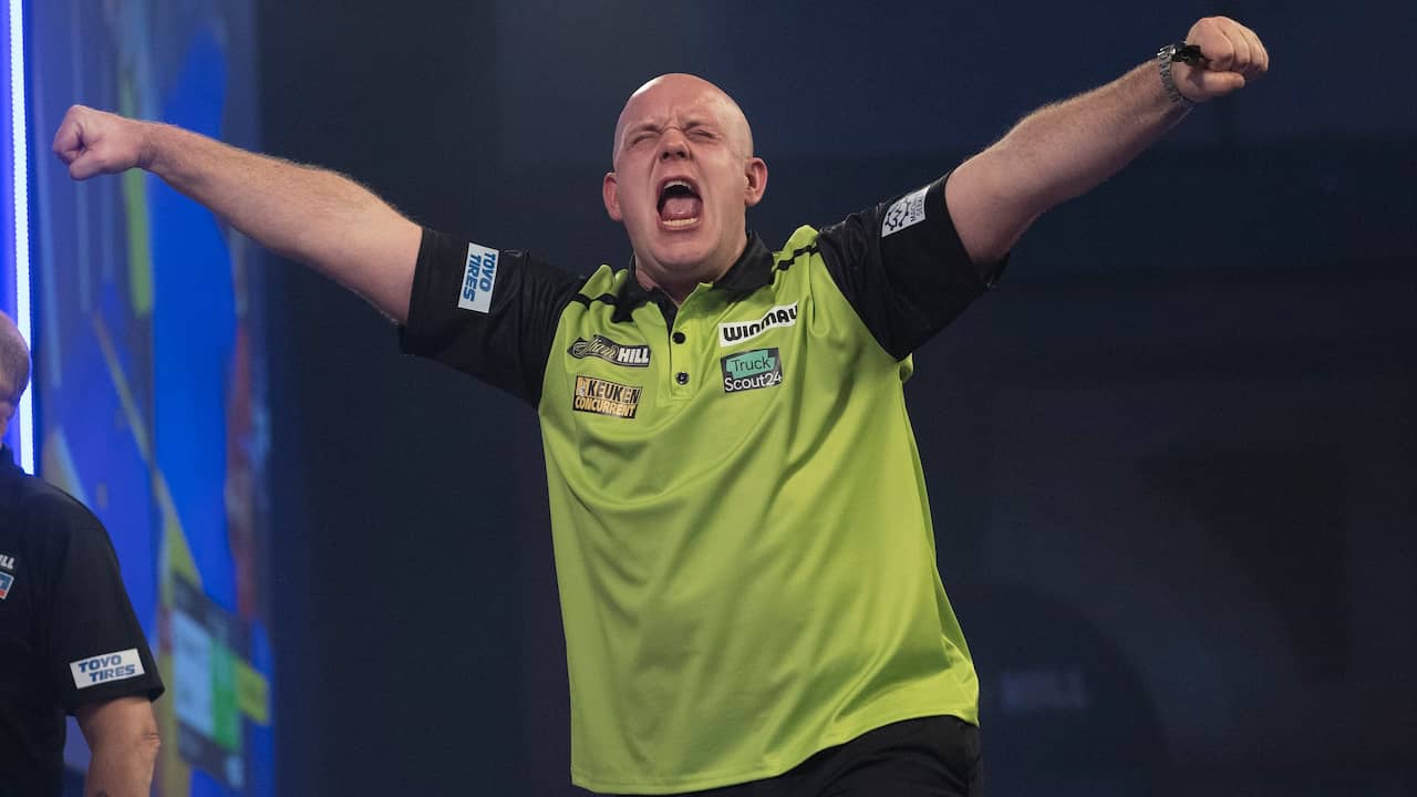 Michael van Gerwen schreeuwt het uit na zijn zege op Joe Cullen.