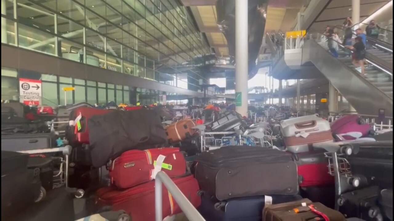 Beeld uit video: Stapels koffers op Heathrow door probleem met bagagesysteem