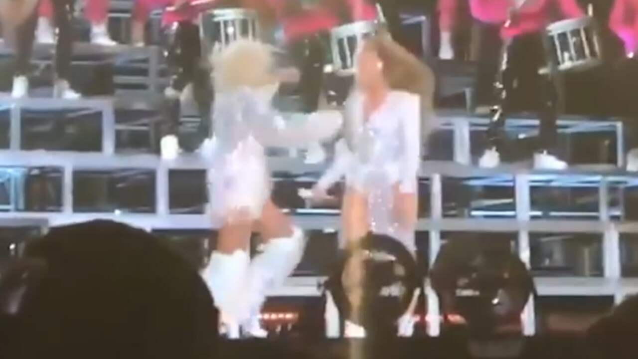 Beeld uit video: Beyoncé en Solange Knowles vallen tijdens optreden Coachella