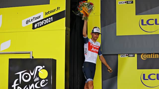 Bauke Mollema wordt in Quillan gehuldigd als etappewinnaar.