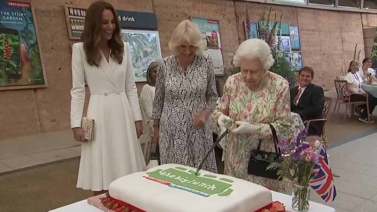 Koningin Elizabeth snijdt taart met ceremonieel zwaard