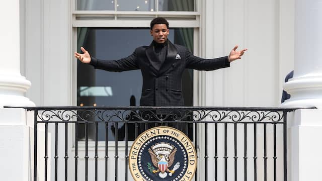 In footage | Joe Biden pays tribute to Tampa Bay Tremendous Bowl winners at White Home 11 Sean Murphy-Bunting enjoyed the moment and posed on the balcony.