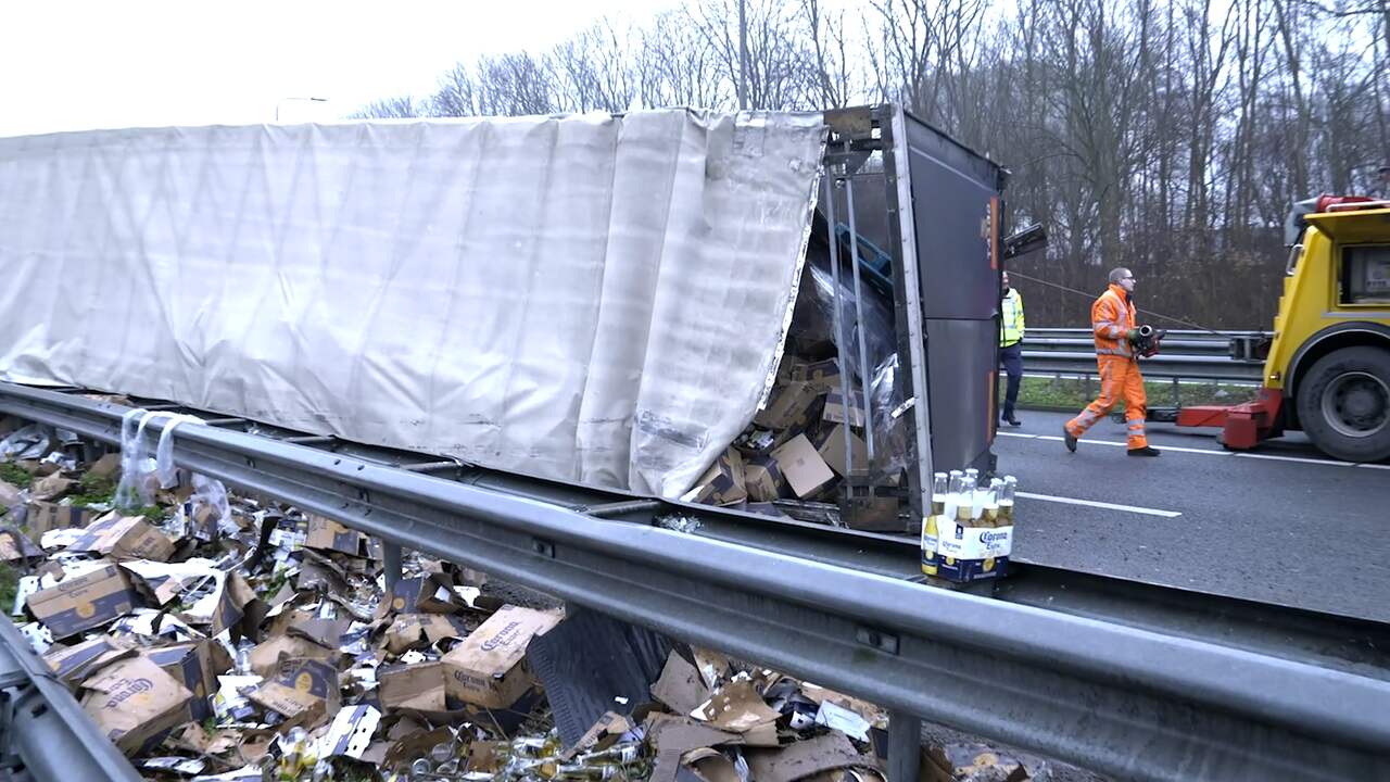 Beeld uit video: Vrachtwagen vol bierflesjes gekanteld op A2 bij Geleen
