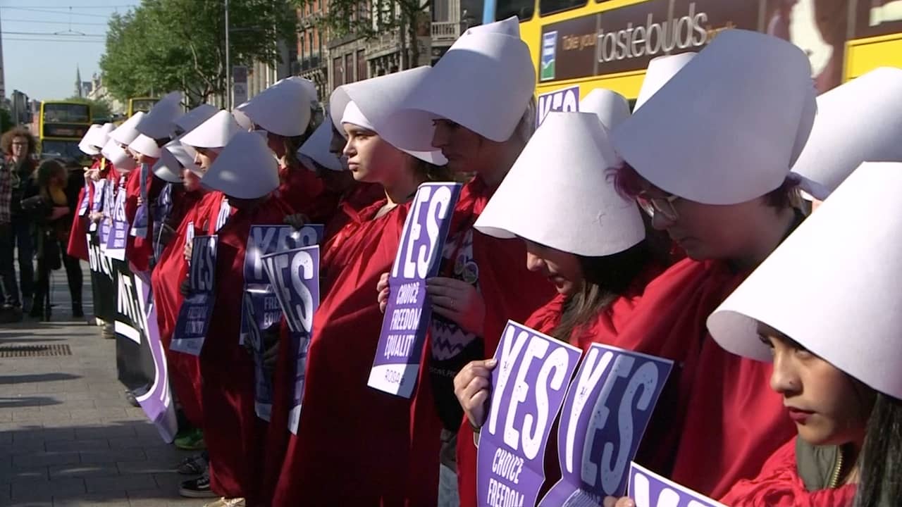 Beeld uit video: Jonge Ierse vrouwen strijden voor en tegen abortuswet