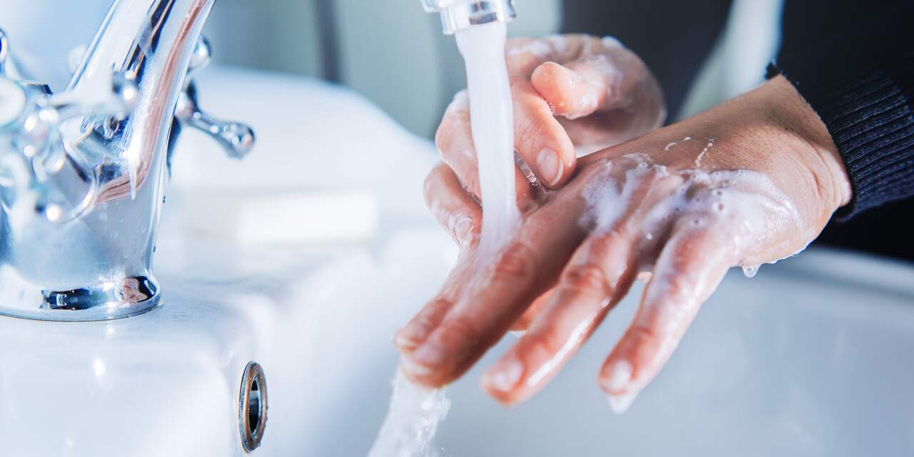 RIVM benadrukt dat handen wassen 'echt beter' is dan handgel smeren