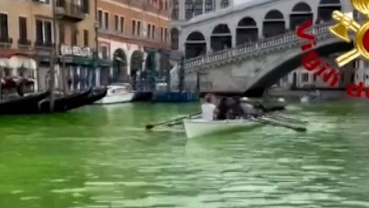 Beeld uit video: Kanalen in Venetië ineens gifgroen gekleurd