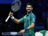 Djokovic sluit jaar weer af als nummer één door zege in openingspartij ATP Finals