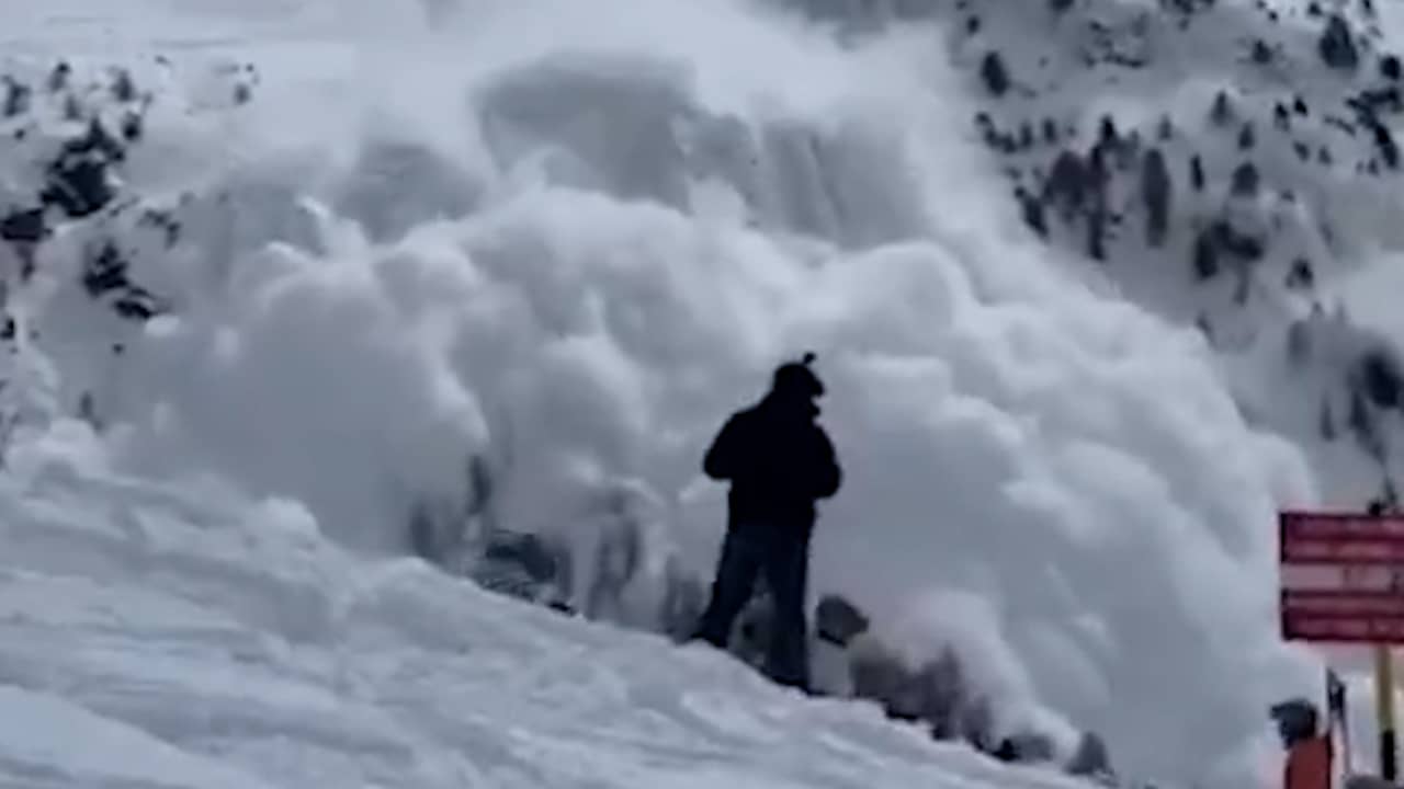 Beeld uit video: Meerdere mensen bedolven onder lawine in Zwitserse Alpen