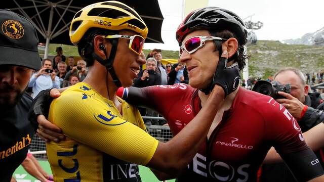 Egan Bernal en Geraint Thomas omhelzen elkaar na de Tour-winst van eerstgenoemde in 2019.