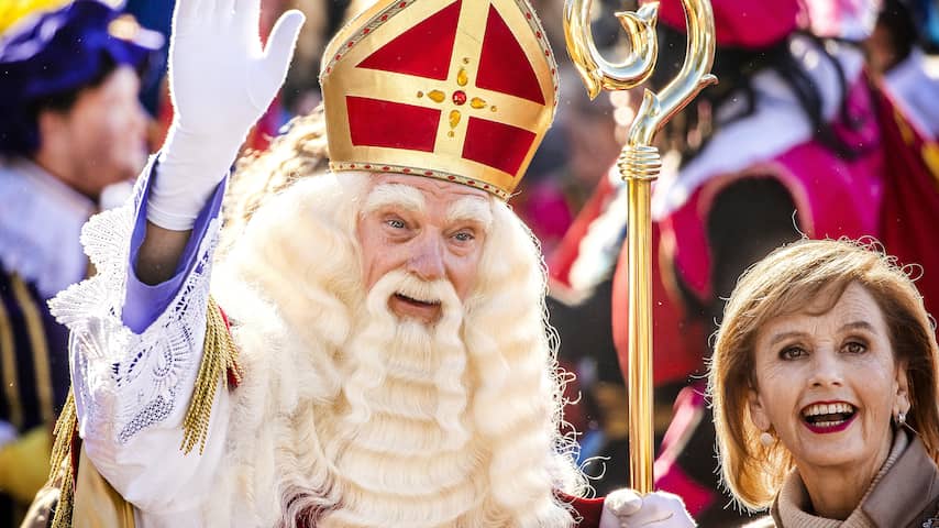 Sinterklaas in privéjet gearriveerd in Hellevoetsluis