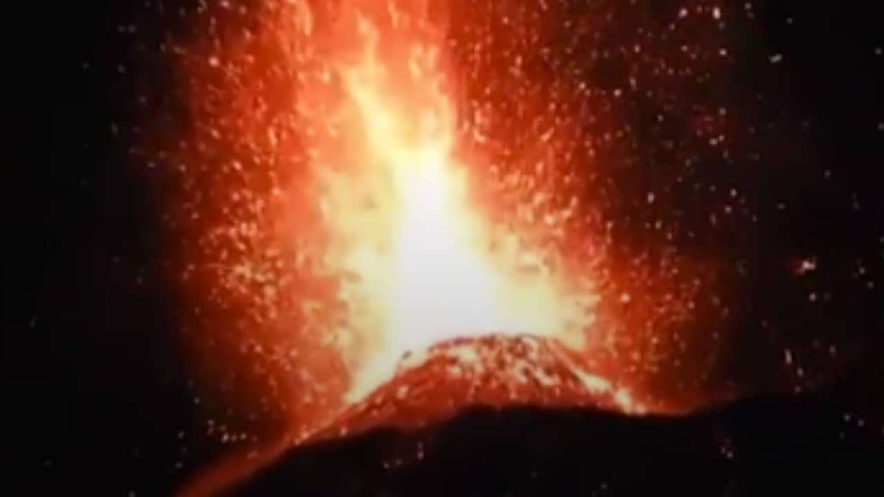 Beeld uit video: Vulkaan Fuego in Guatemala spuwt opnieuw lava en as