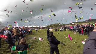 Ieren gooien duizend laarzen in de lucht voor wereldrecord