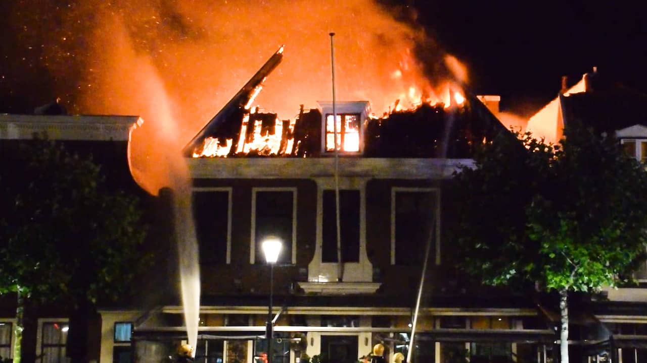 Beeld uit video: Grote brand verwoest twee panden in Alphen aan den Rijn