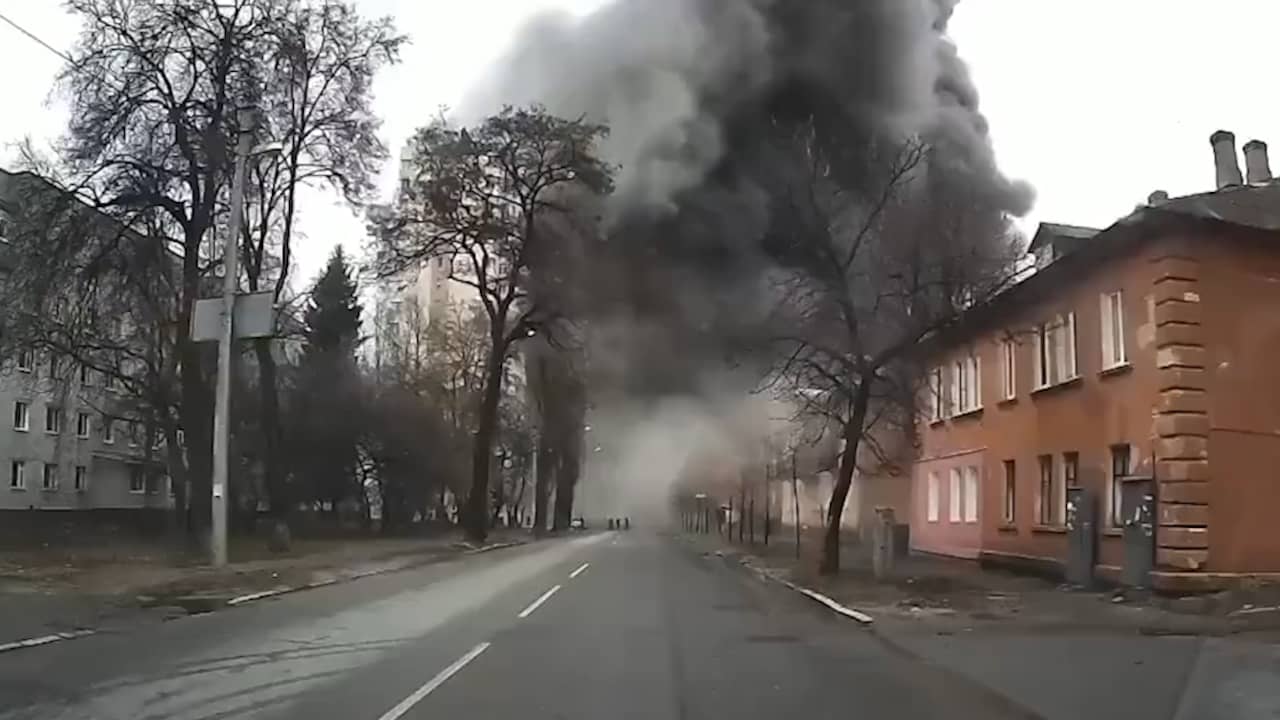 Beeld uit video: Dashcam filmt Russische luchtaanval op woonwijk
