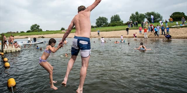 Verkoeling gezocht: Op deze plekken rond Utrecht kun je veilig het water in