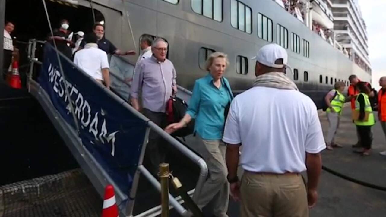Eerste passagiers verlaten Nederlandse cruiseschip in Cambodja
